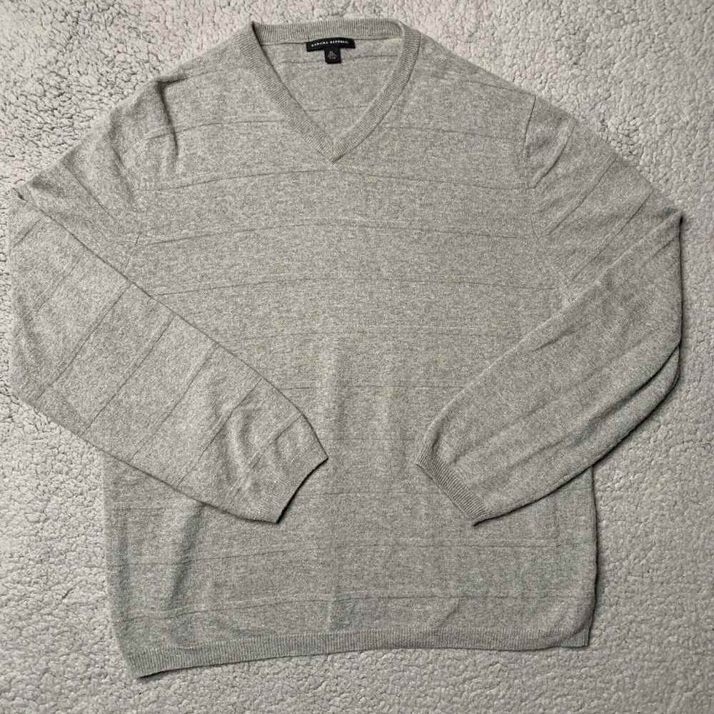 Banana Republic Men's Sweater XL V-Neck Angora Rabbit Cashmere Wool Blend Gray‎